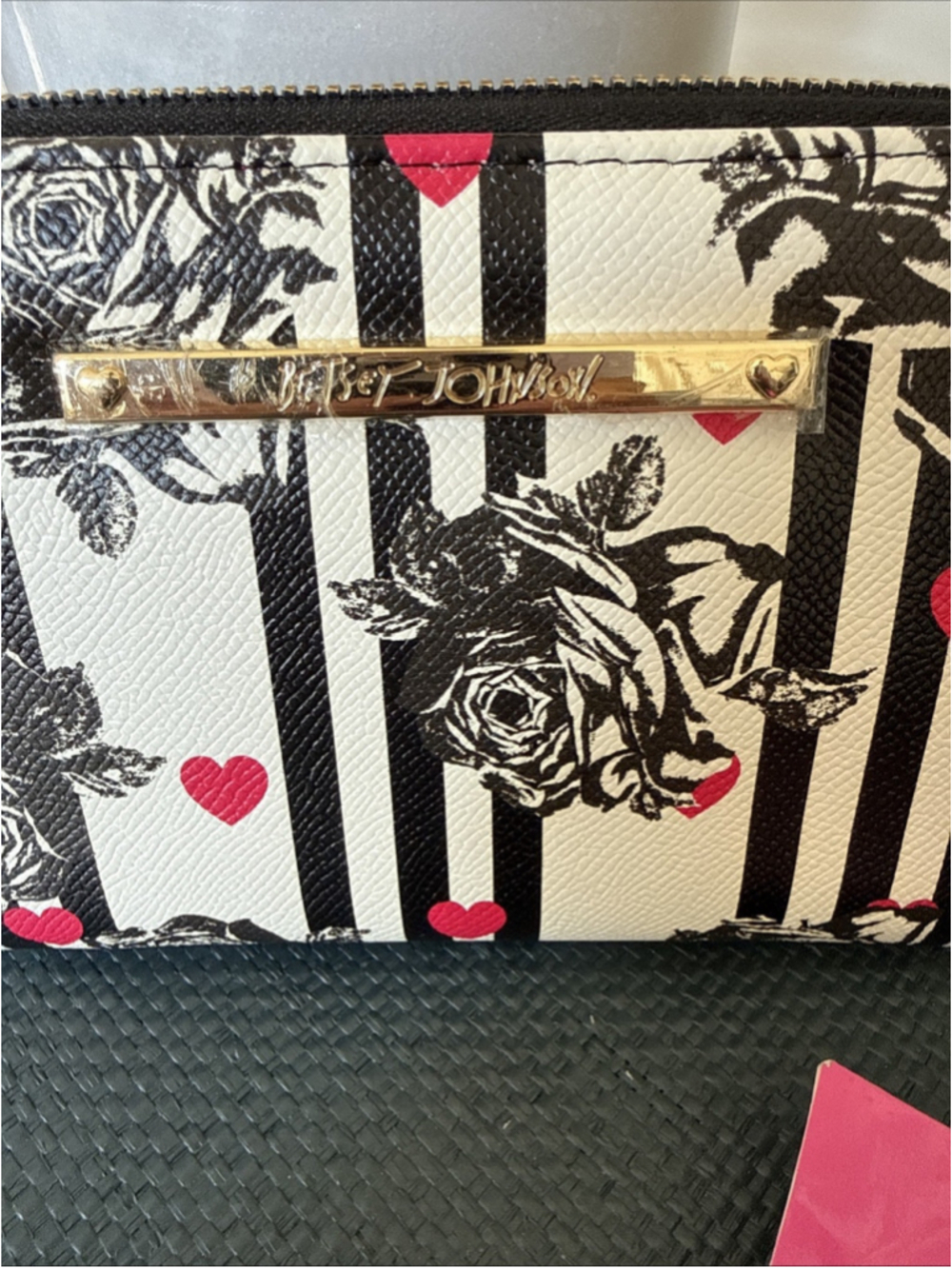 Betsey Johnson Large Zip Wallet Wristlet Black Roses Stripe Pink Hearts White - Picture 3 of 6